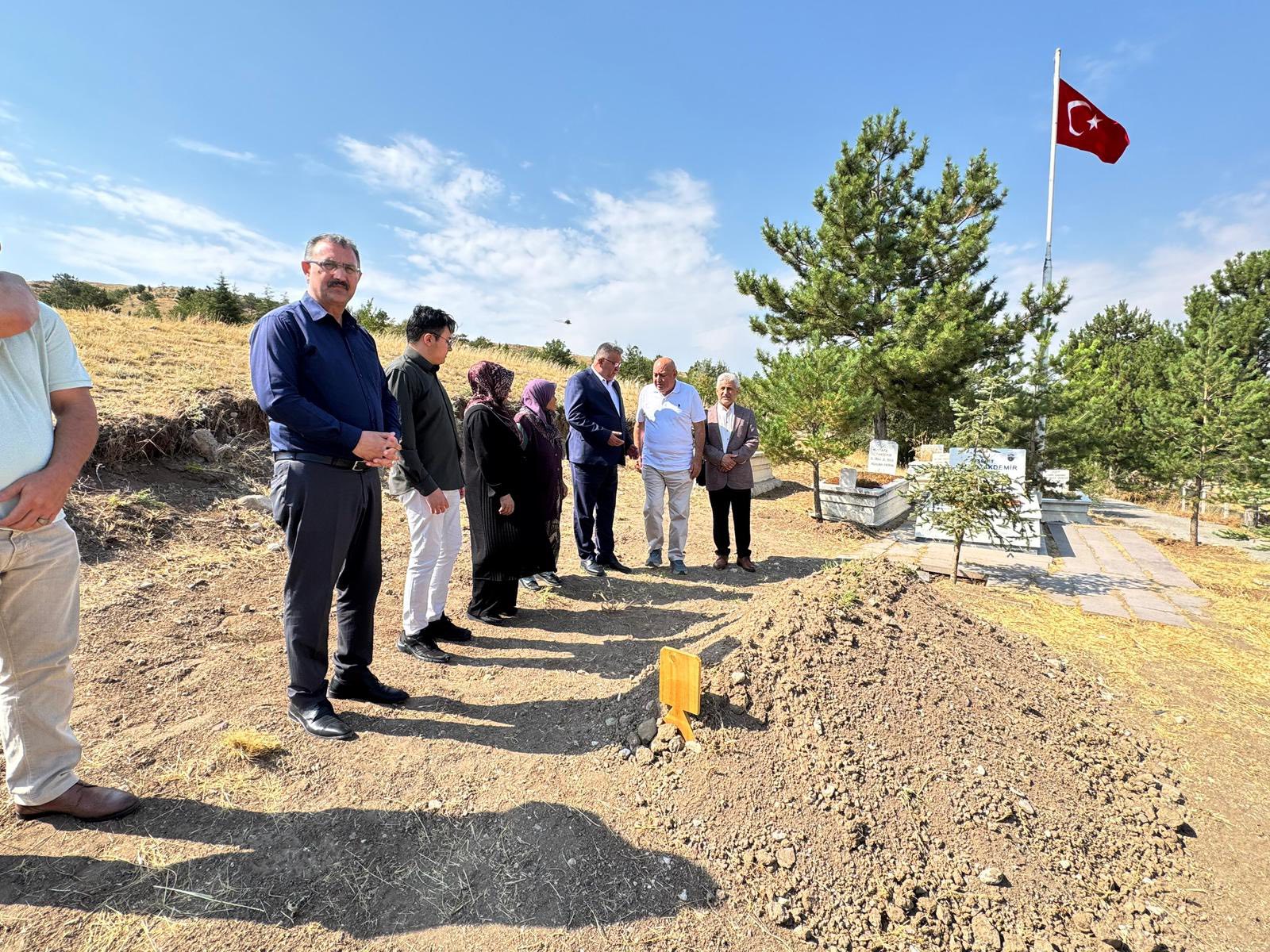 GENEL BAŞKANIMIZ VE TÜRK-İŞ GENEL BAŞKAN YARDIMCISI İRFAN KABALOĞLU BERABERİNDEKİ HEYETLE BİRLİKTE  15 TEMMUZ ŞEHİDİMİZİ MEZARI BAŞINDA DUALARLA ANDI 